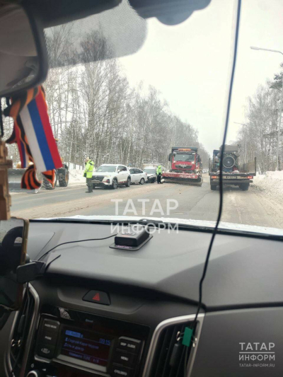 На въезде в Зеленодольск из-за ДТП со снегоуборочной машиной собирается пробка