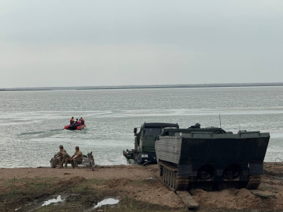 Ищущие пропавший военный вертолет спасатели работают с большими рисками