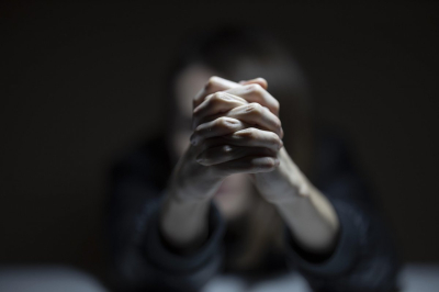 Девушку раздели догола, пытали и резали ножом в России