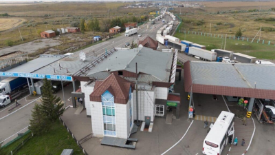 Очереди грузовиков на границе России и Казахстана создали пробку