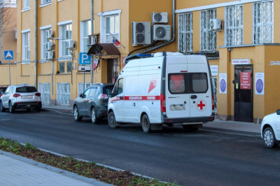 В центре Петербурга на пешехода упала штукатурка с фасада дома на Большой Монетной