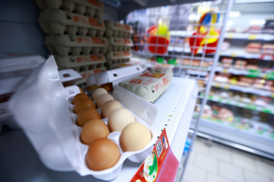 Куриные яйца оказались самым подешевевшим продуктом в России