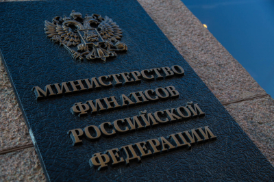 Курс рубля снизился после новости о возобновлении валютных операций Минфина