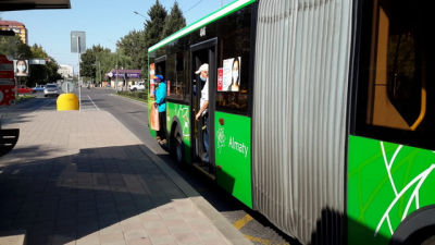 Сколько тратят казахстанцы на автобусы и такси?