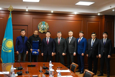 Казахстан рассчитывает на совместные проекты с легендарным боксёром Роем Джонсом