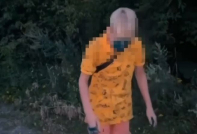 Мужчина заставил детей умыться зеленкой и снял это на видео