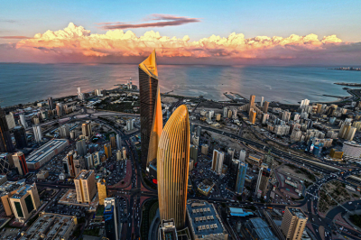 Небоскреб службы соцобеспечения вспыхнул после удара по столице Кувейта