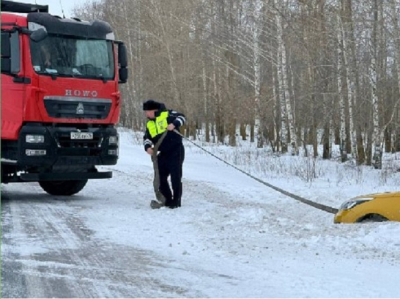 На помощь увязшей в снегу на трассе в Татарстане иномарке пришли сотрудники ГАИ