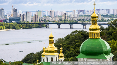 Макрон привлек внимание солнцезащитными очками на саммите НАТО