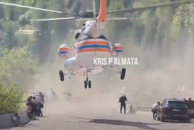 Вертолет кружил над людьми на Медео (ВИДЕО)