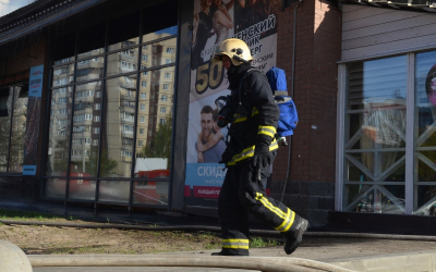 Машины сгорели в автосервисе во Владивостоке: что известно о ЧП