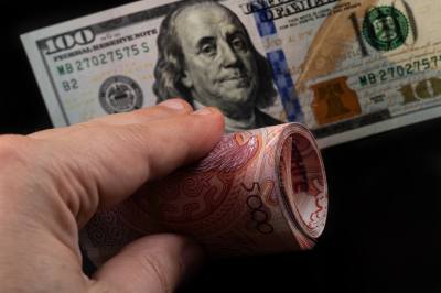 Тенге держится: рынок учитывает риски, но не паникует