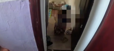 В Семее дети в возрасте года и трех лет оказались одни запертыми в квартире