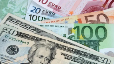 Ослабление доллара совпало с распродажей акций и облигаций в США