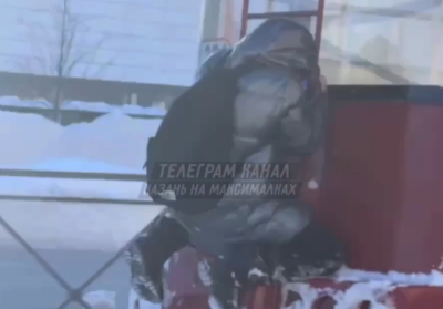 Юноша зацепился снаружи трамвая в Казани, чтобы не платить за проезд &ndash; видео 05/02/2026 &ndash; Новости