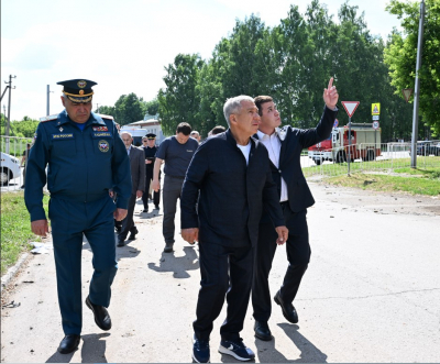 Минниханов осмотрел пострадавший от атаки БПЛА нижнекамский дом