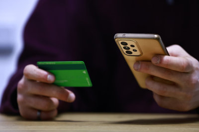 В Роскачестве предупредили, что шутки с мошенниками грозят потерей денег