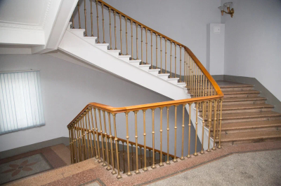 В Екатеринбург пенсионерка переехала в подъезд из-за захламленной квартиры