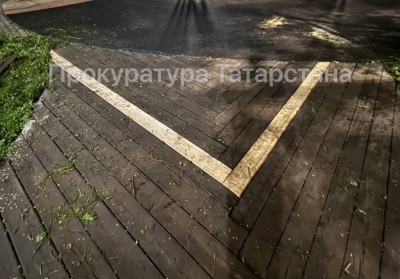 Ребенок пострадал, провалившись в дыру на детской площадке в парке Казани