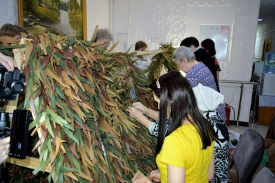 В Бавлах в центре реабилитации &laquo;Березка&raquo; плетут маскировочные сети для бойцов СВО