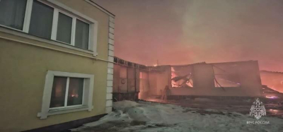 В&nbsp;Елабуге на&nbsp;площади 4,2 тысячи &laquo;квадратов&raquo; горит склад &ndash; его тушат 70 человек