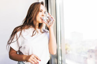 Воду надо пить размеренно и аккуратно