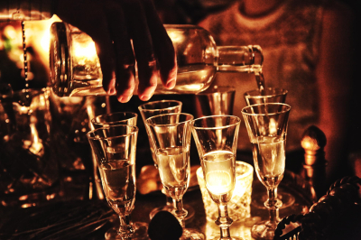 АТОР: Зумеры стали чаще выбирать безалкогольные поездки