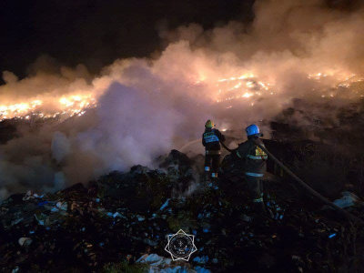 Спасатели продолжают ликвидацию возгорания на полигоне ТБО в Алматинской области