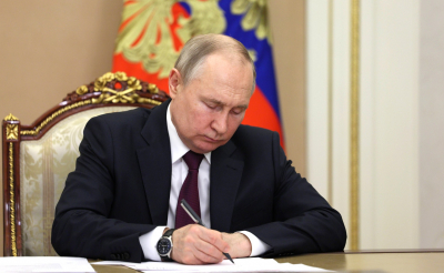Путин подписал закон о передаче выплат Соцфонду