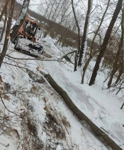 Рабочие расчищают русла рек от упавших деревьев в Советском районе Казани