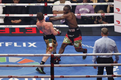 Кроуфорд победил &laquo;Канело&raquo; в бою за &laquo;абсолют&raquo;